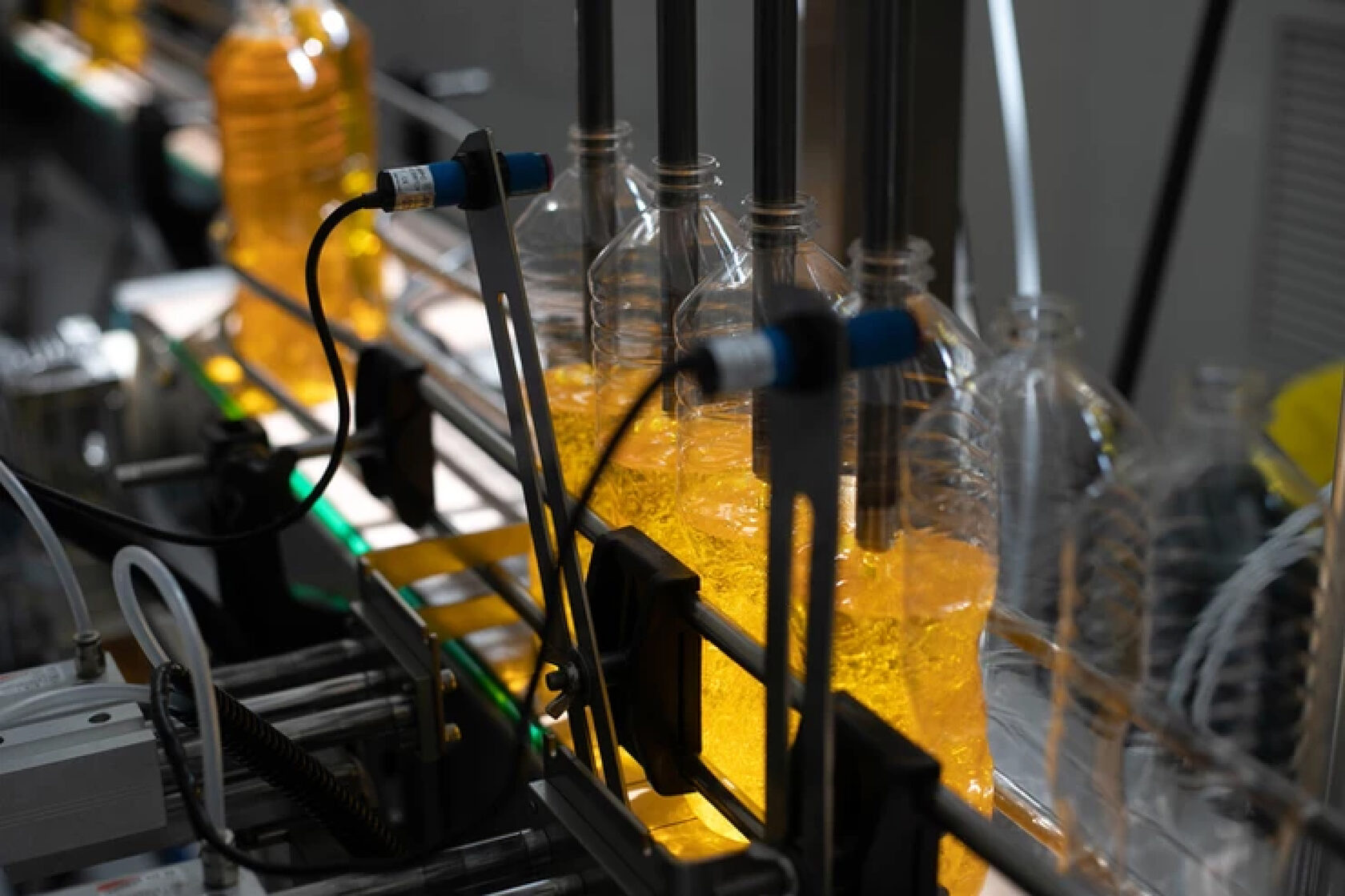 Unrefined sunflower oil in bottle, yellow to amber, natural aroma — food grade, export from Russia, FOB Novorossiysk