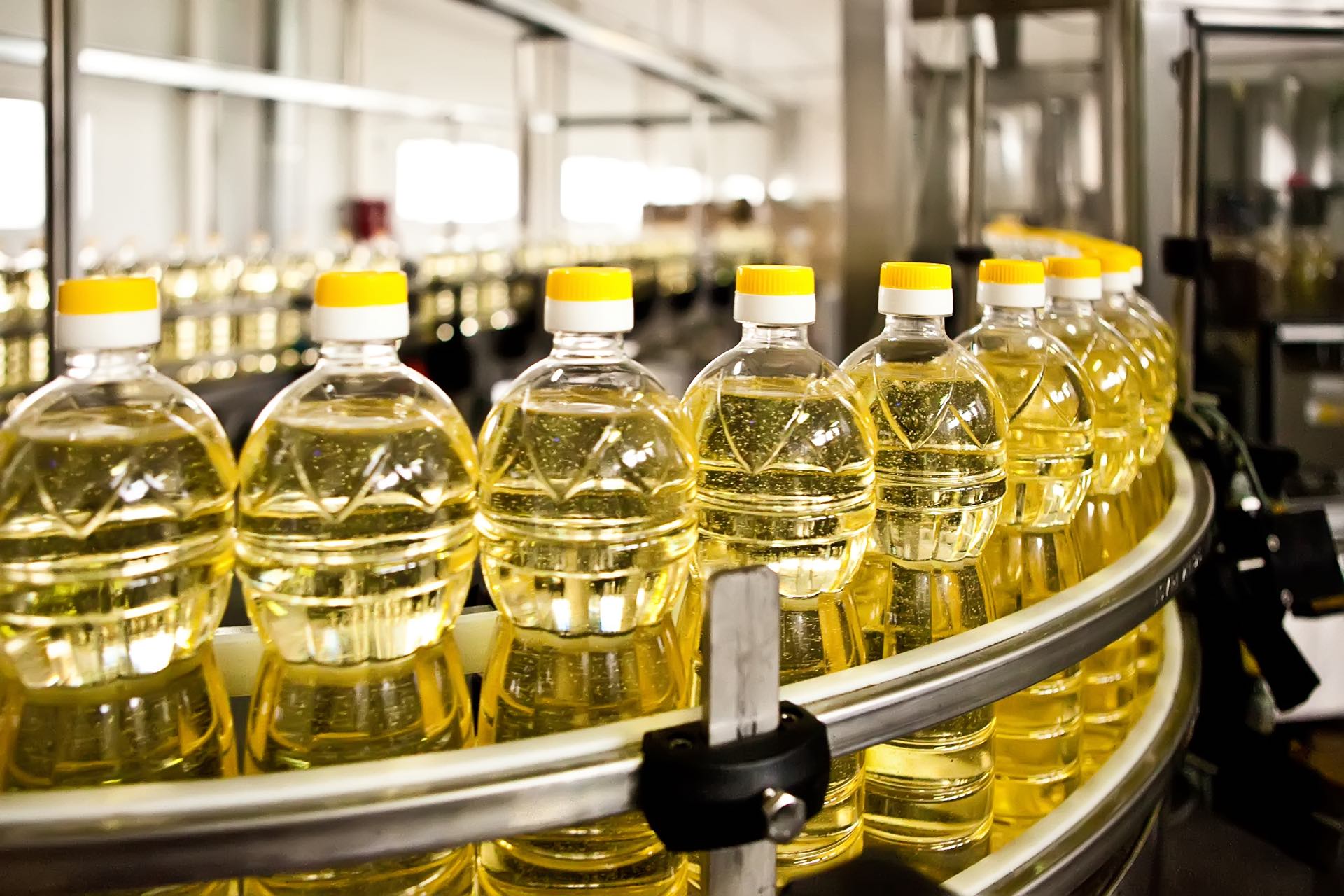 Refined sunflower oil in bottle, light yellow, odorless — premium food grade, export from Russia, FOB Novorossiysk